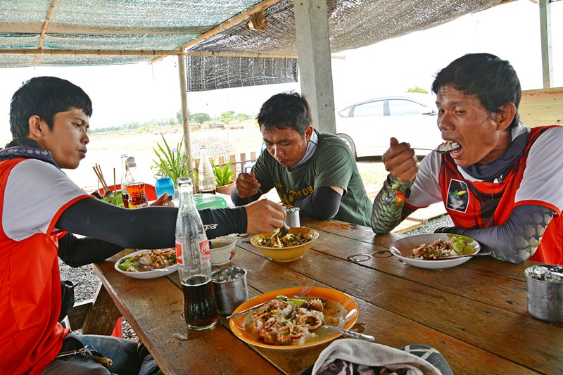พี่ทุย..พาแวะ  กินข้าวกันก่อน  ครับผม !!!    :umh: :umh: :umh:

 :cheer: :cheer: :cheer: :cheer: :