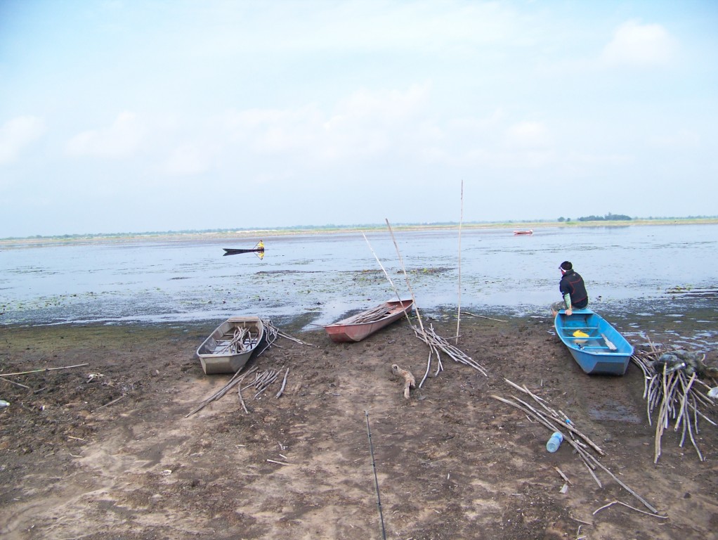 พี่อู๊ด ld กำลังนั้งดักรอยืมเรือพายของชาวบ้านอยู่น่ะคับ พอดีแกโทรไปจองเรือเครื่องเขาใว้แต่ดันโดนเด็ก