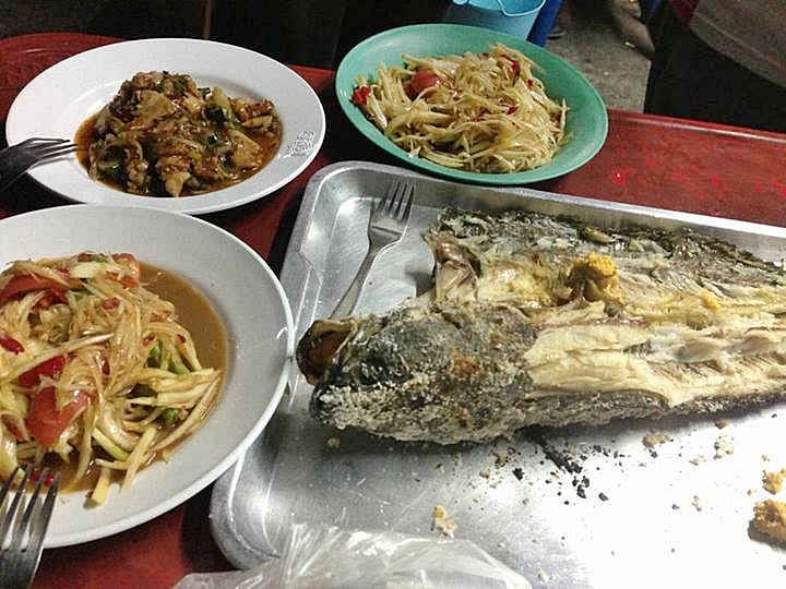 หลังจาก..กลับบ้าน ไปทำธุระส่วนตัวเสร็จ  ก็กลับมากินข้าว กินปลาที่บ้าน พี่ทุย  !!!    :grin: :grin: :
