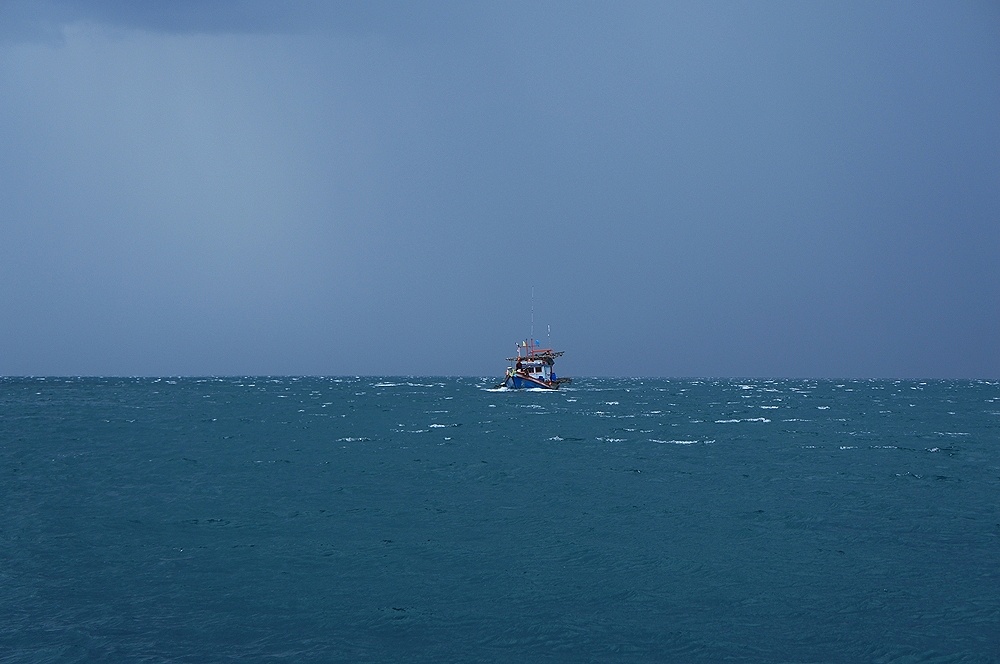  [b]เรือไรหว่ากำลังวิ่งเข้ามาหลบลม ที่เกาะเหมือนกัน[/b] :cheer: