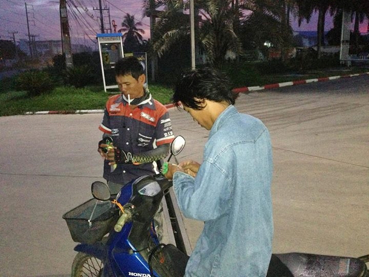 เช้าวันนั้น..พี่ทุย มีนัด กับ น้องคนนี้ !!!    :grin: :grin: :grin:

ที่ปั๊ม ปตท. ห้วยพลู  ก่อนหน้