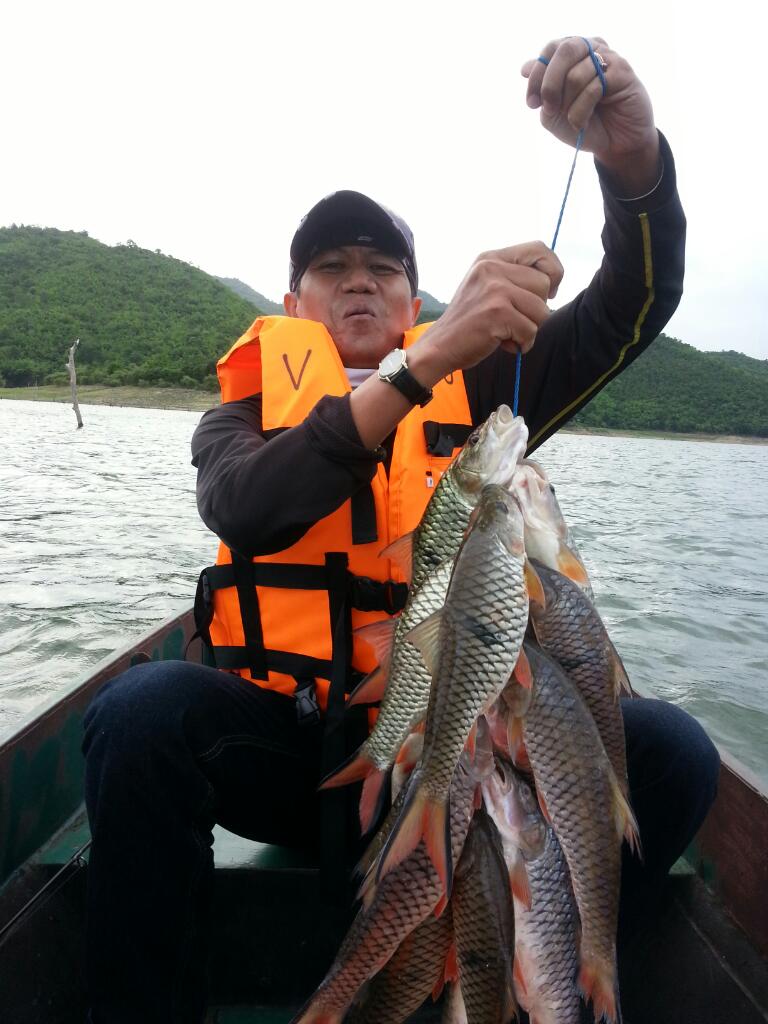 ตามด้วยน้าผมซึ่งนั่งอยุ่หัวเรือ ดูจากหน้าตาละ จายกไหวเปล่าเนี่ย...อึบบบ ยกได้เท่านี้ อิอิ..คนแก่ก็งี