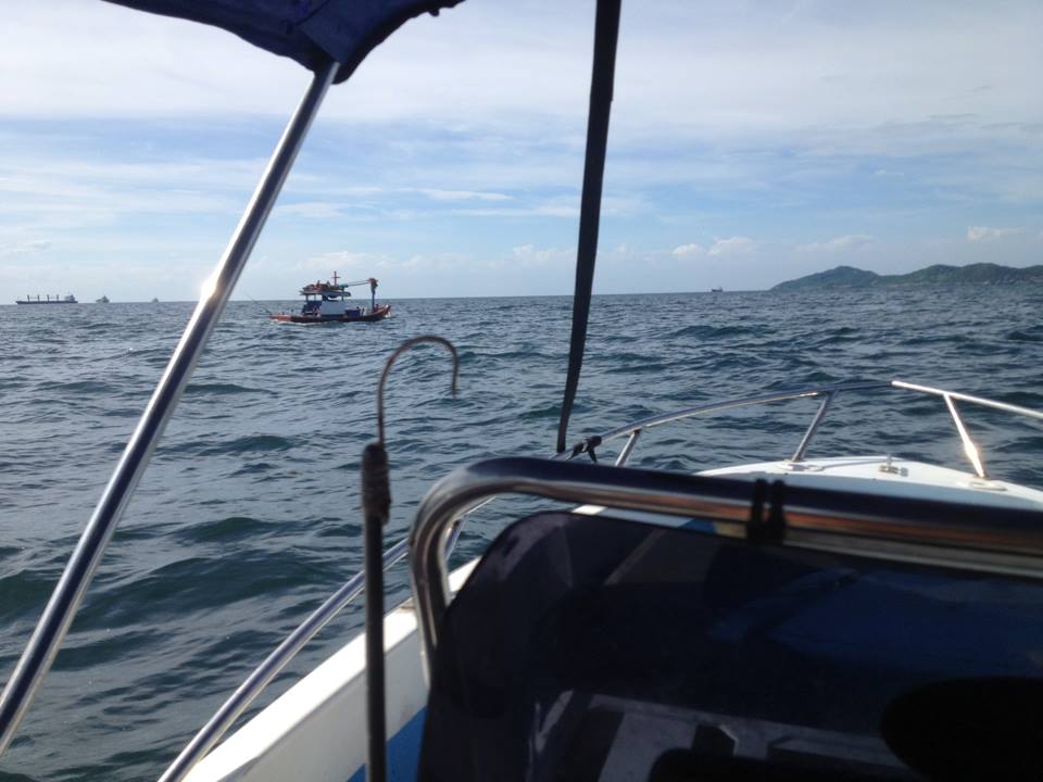 นั่นเรือไต๋อั้นครับ วิ่งไปเอาเหยื่อ ได้มา 20 กว่าตัว เลยชวนเพชรลูกชายแกไปตกอินทรีกัน  ลูกชายแกชอบตกป