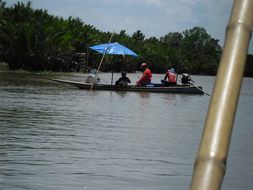  [b]น้ำเริ่มแรงแล้ว หนีเข้ามาตกกุ้งในคลองดีกว่า เรือไต๋บำรุงก็หนีเข้ามา[/b]  :blush: