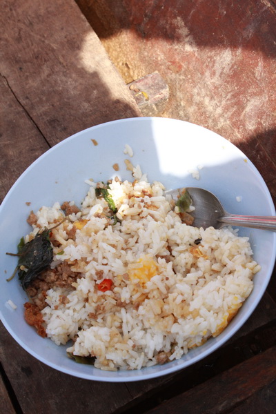  [b]กระเพราหมู ไข่ดาว อาหารง่ายๆสำหรับมื้อแรกของวันครับ[/b]