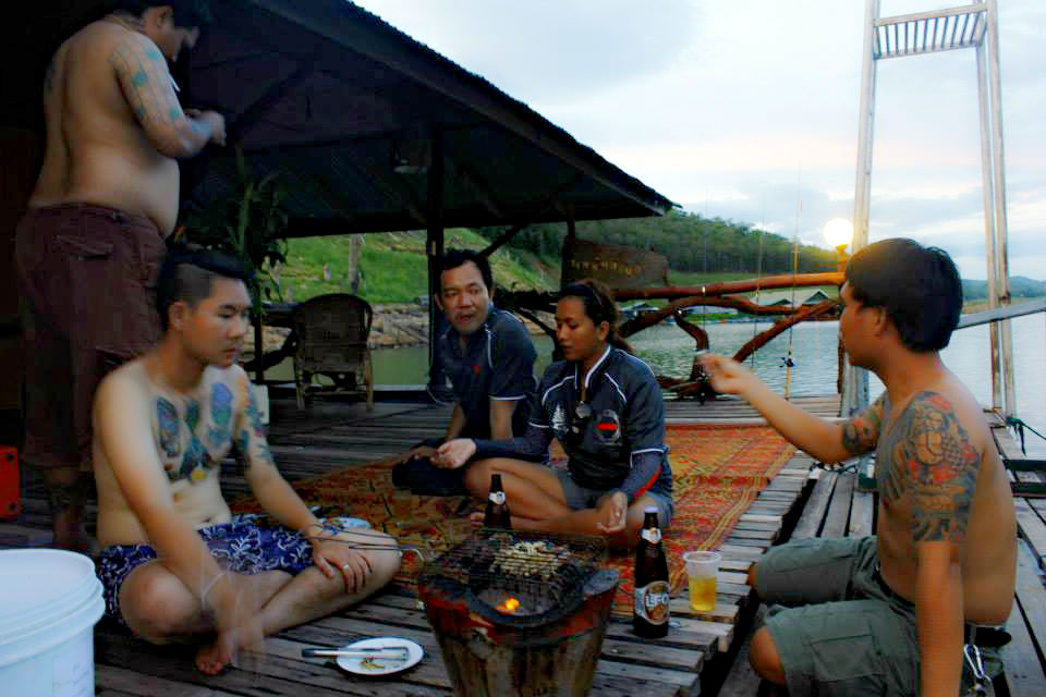 ..ว่าแล้วคราวนี้ที่คนกินมั่งละเหนื่อยกันมาทั้งวัน..บรรยากาศเย็นๆสบายๆหน้าแำพ