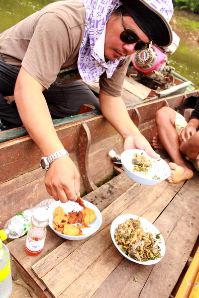  [b]เปิดกระเพราะไปด้วย"สุรากาญจนบุรี"เรียบร้อยก็ตามด้วยข้างราดกระเพรากบเลยครับจะได้มีแรง[/b]