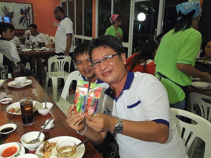 [b]จากซ้าย น้าต๋องปลายาง ส่วนคนขวา น้ายุทธปลายาง1 ครับ 
ประมูลเหยื่อ เอาเงินเข้ากองทุนปลายาง ขอบคุณ