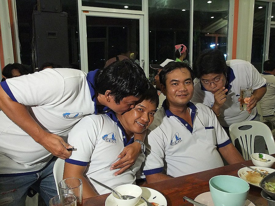 [b]จากซ้าย น้าโอ๋ปลายาง น้าต๋องปลายาง 
คกก.ต้นปลายาง5 และ น้าแดงปลายาง คร๊าบ [/b]
 :cool: :cool: :