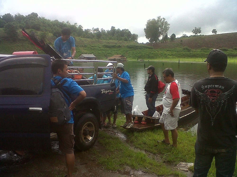 อ่า.....ขนของขึ้นรถ ช่วยกัน เร๊ว ฝนมา