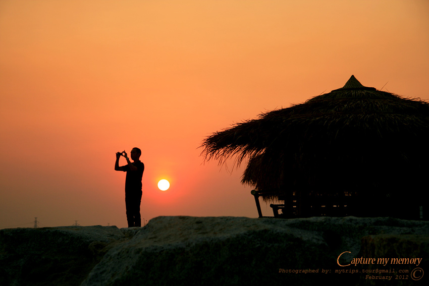 ภาพนี้เป็นภาพต่อเนื่องจากภาพก่อนหน้านี้ ด้านล่างที่ชายหาดมีเด็กๆ เล่นน้ำ ด้านบนมีคนเก็บภาพเด็กเล่นน้