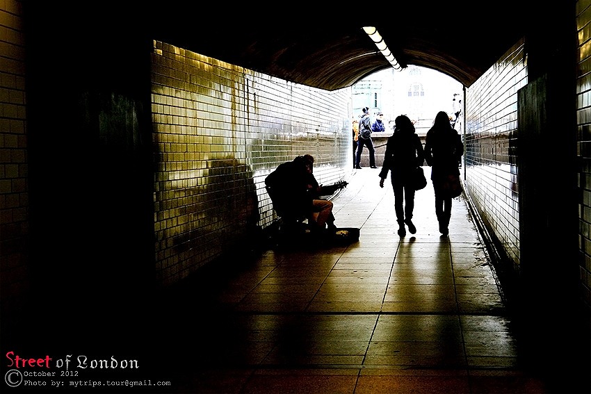 ภาพนี้ถ่ายทำ ณ ถนนทางเดินรถไฟ Underground ที่ประเทศอังกฤษ ขณะที่ผมกำลังเดินทางออกจากอุโมงทางเดิน ภาพ