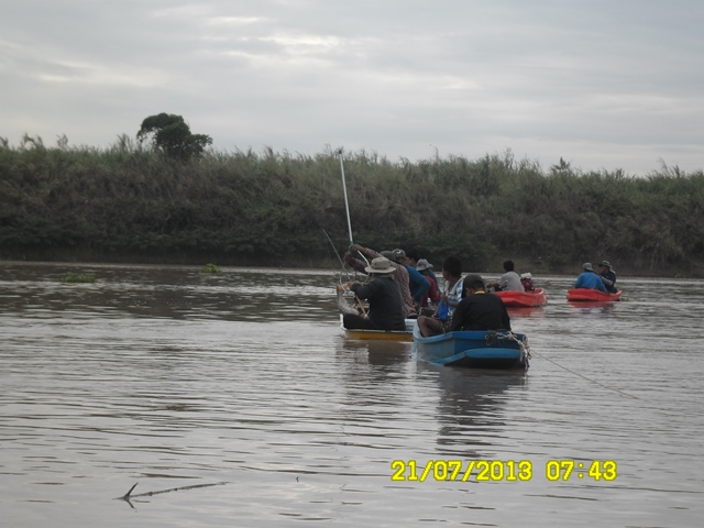 จอดเรือยังไม่ทันทำอะไร เรือข้างๆเล่นเข้าแล้ว 
วิ่งประชั่วโมงครับ เรือจอดเป็นแถวเลย


 :ohno: :oh