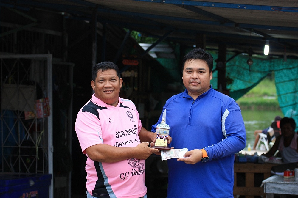 จบงาน น้าต้น yorozu รับรางวัล ชนะเลิศ ประเภทปลาไซส์ไป รับถ้วยรางวัล และเงินสด จำนวน 20000 บาท ยินดีด