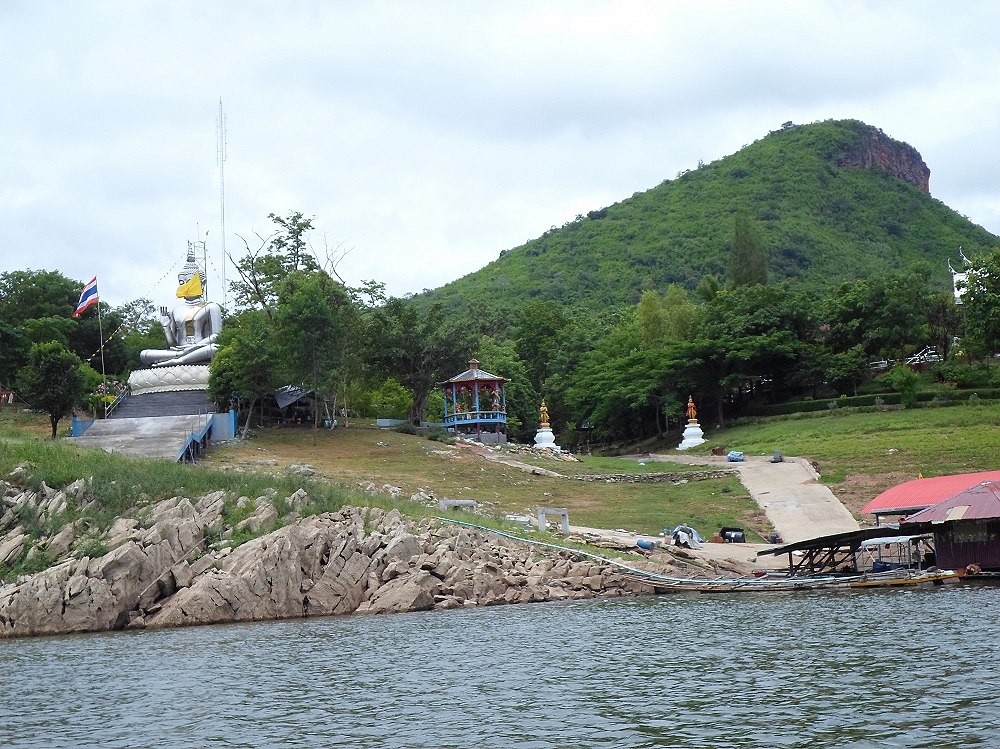 ช่วงเที่ยงกลับมาแพพักจอดรออยู่ที่โบสถ์