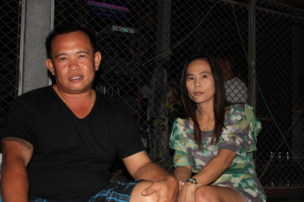 น้าเอ้ เพื่อนพี่นาย กับแฟนเดินทางมาด้วยครับ บอกว่าอยากมาทำบุญ :prost: :prost: :prost: