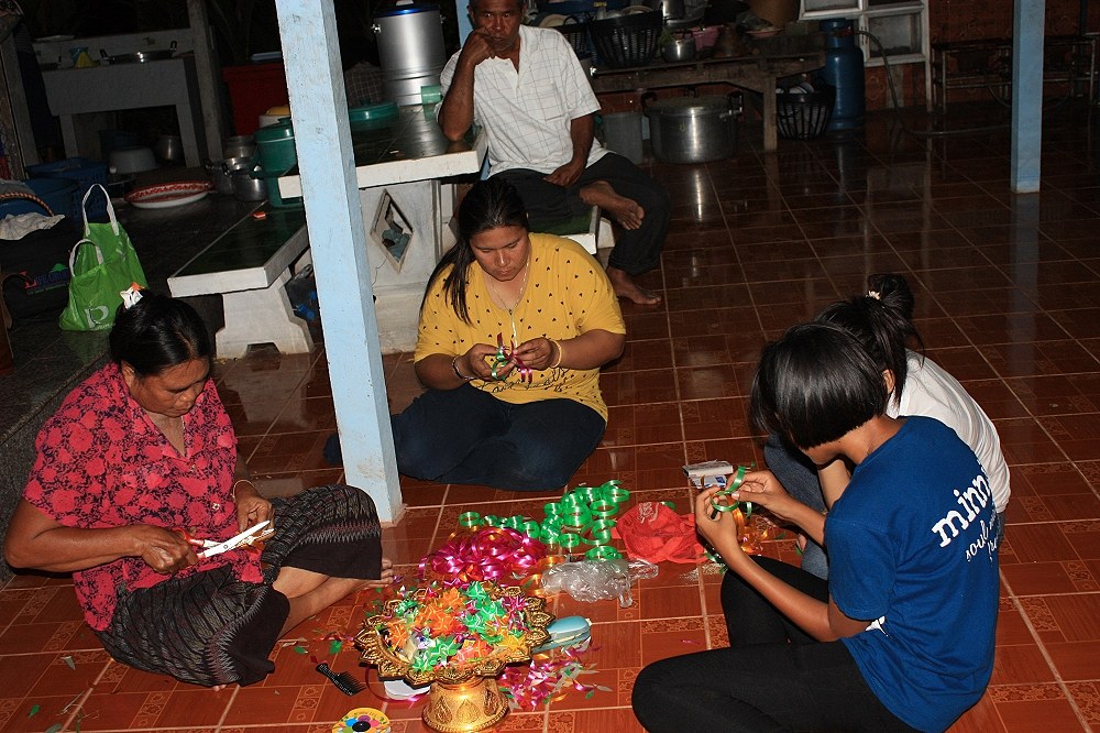 ผู้ชายอยู่ข้างนอก แม่บ้านก็ไปนั่งช่วยชาวบ้านพับอะไรในครัว