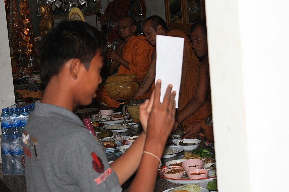 ชาวบ้านถวายปัจจัยช่วยด้วยครับ  :prost: :prost: :prost: