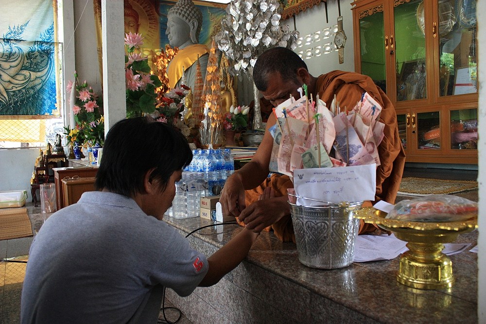 หลวงพ่อให้พรแล้วผูกแขนเป็นขวัญและกำลังใจให้ :prost: :prost: :prost:กับทุกคนครับ
