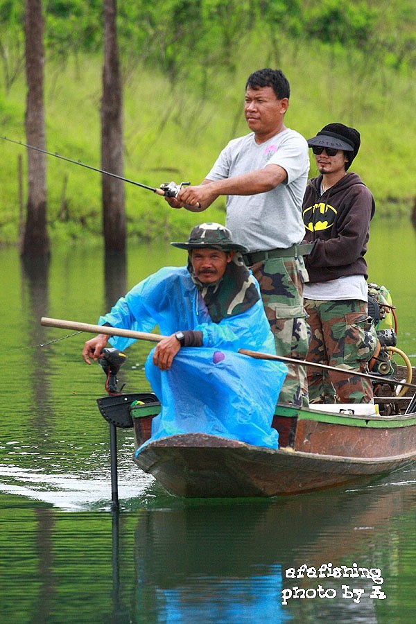 

     แหม  !!!   มากลองกันอยู่หน้าเรือ ท้ายเรือวางนะครับ เหลืออีก 1 ที
                    ถ้าทา