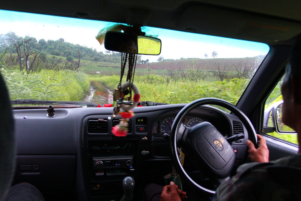 ต้องนั่ง 4WD ของไต๋อั๋นลงไป เพราะน้ำยังขึ้นมาไม่ถึงหน้าบ้านแกเลย... :grin: