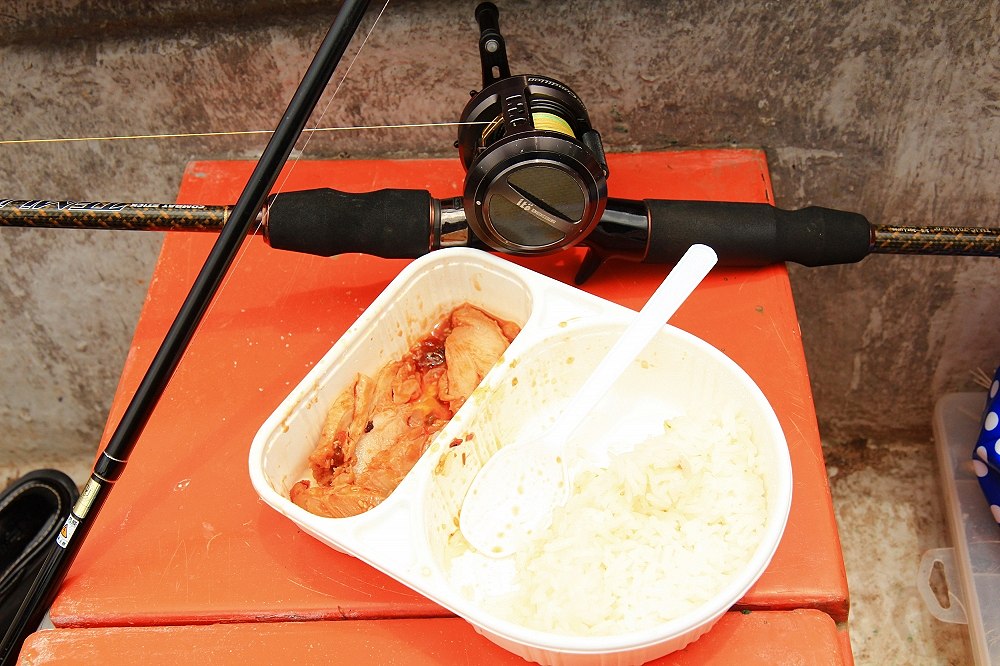  [b]มาถึงตรงนี้ ขอพักกินข้าวสักนิด ตั้งแต่ออกเรือจากฝั่งมา ยังไม่ได้กินข้าวเลย[/b]  :grin: :cheer:
