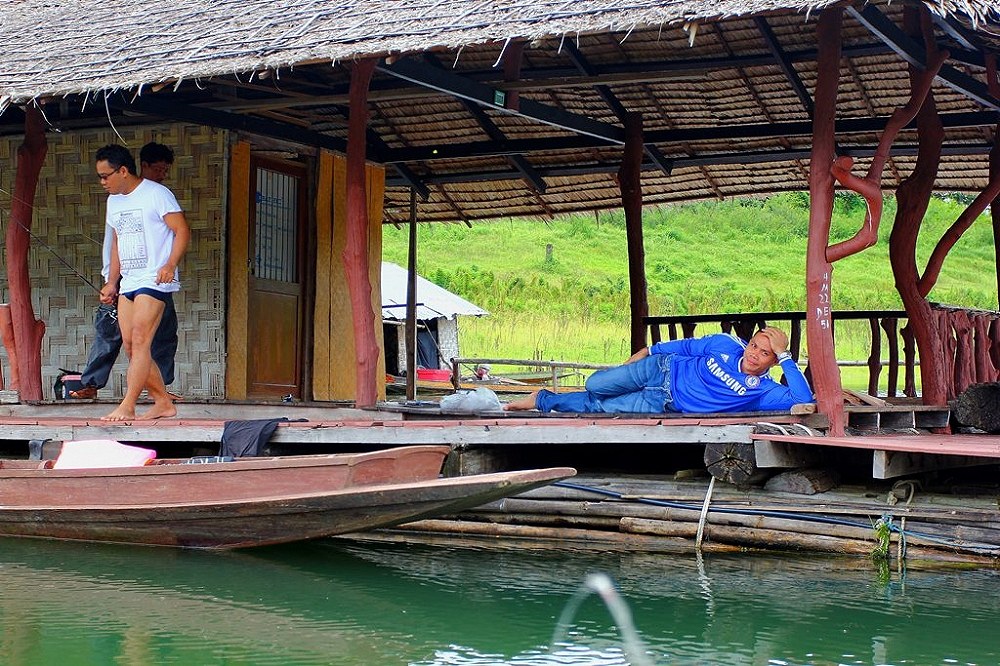 คู่หูคู่เมา.....เจอแระ  อีกคนนอน สงสัยจะรอดตัวละมั้ง... :laughing: :laughing: :laughing: