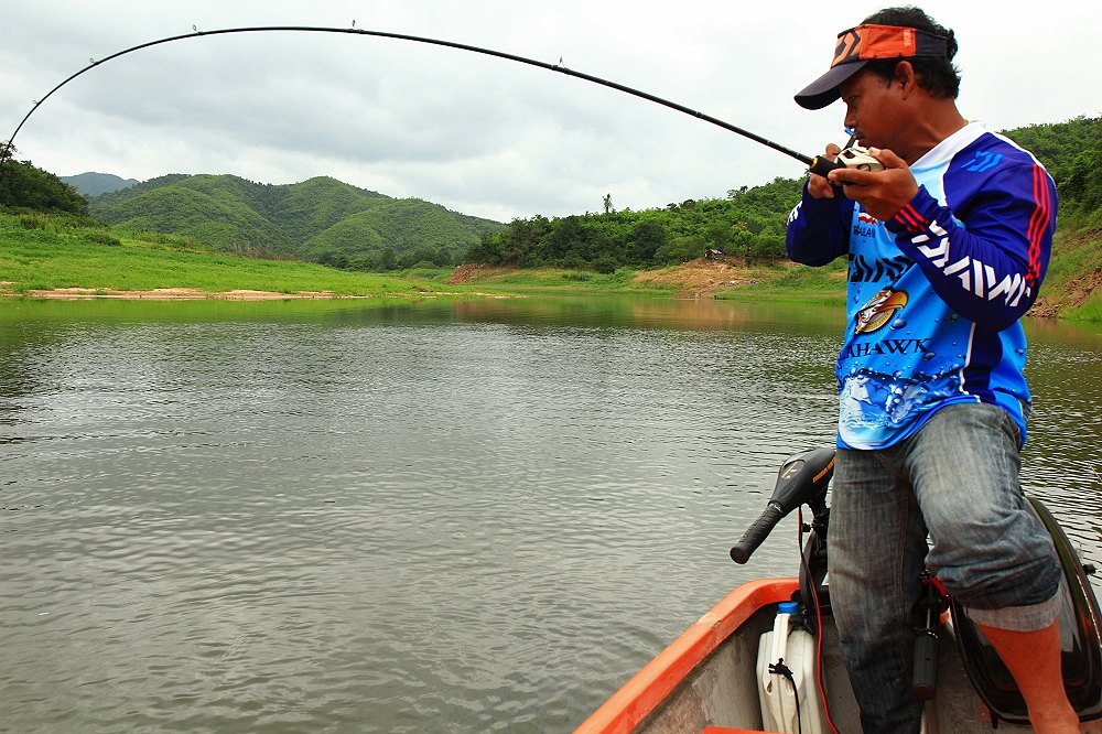 [b]ผมลงไปยืนในเรือ  ตีเหยื่อออกไปกลางน้ำแล้วหมุนรอกกลับมา  โดนก่อนแล้วนะ[/b]   :cheer:

.........