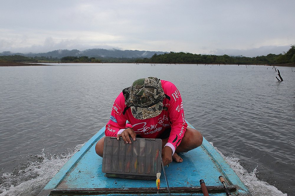 พี่แอน หลังจากที่ลงเรือได้ก็เตรียมเหยื่ออย่าง ขมักเขม้นเลยครับ  Trip นี้พี่แอน เพิ่งได้รับเสื้อทีมคร