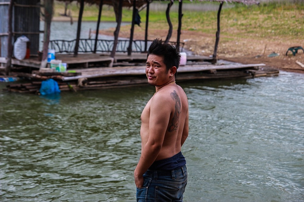  [center][b] หล่อฟุดๆ  :laughing: :laughing: :laughing: :laughing:
