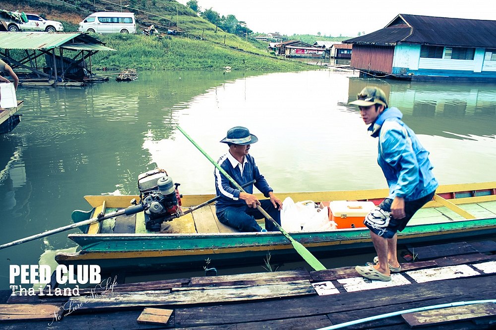        เวลาแห่งการรอคอยก็มาถึง   ไต๋เรือของผมไม่ใช่ใครที่ไหน  คุณอาของผมเอง อาวิชาญ แห่งแพแสงจันทร์ฉ