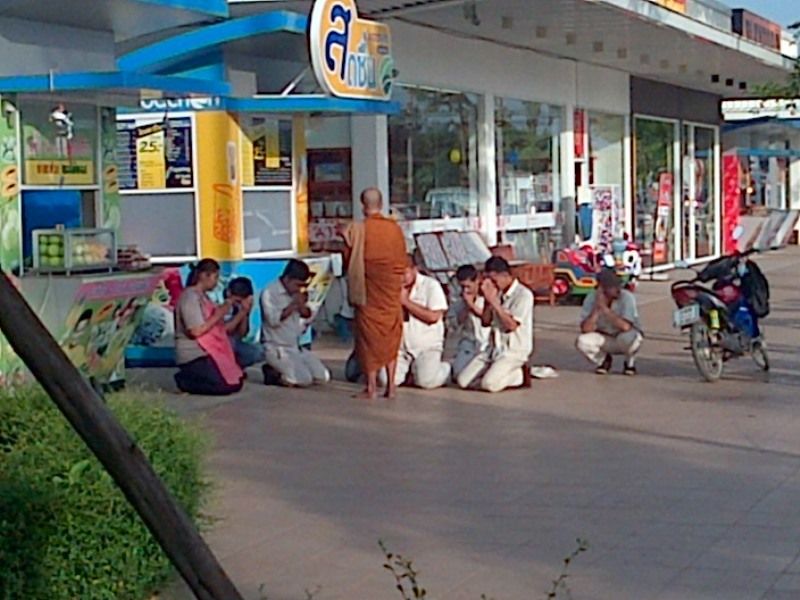 ภาพที่เห็นตอนรุ่งสาง ณ ปั๊ม Ptt แถวแปลงยาว พนักงานทำบุญแต่เช้า...ดูเป็นวิถีชาวพุธ...ทำให้นึกถึงเณร..