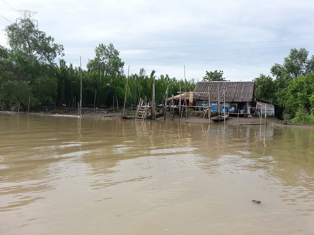 บ้านเรือนริมน้ำ อยู่กันแบบง่ายๆสบายๆ ไต๋เล่าให้ฟังว่าไฟฟ้าพึ่งเข้ามาถึงเมื่อตอนปี28 ก่อนหน้านั้นก็อย