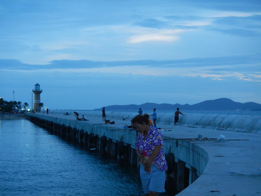 ผมเดินมาจนสุดปลายเขื่อนแล้วมองกลับครับ.