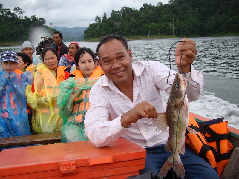 ยังมีอารมณ์ หยิบปลามาเล่นอีกเหรอครับเพ่ :grin: