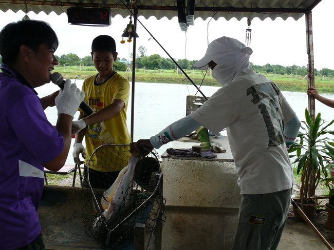 พี่ช้าง พระบาทเดินตามมาติดๆ :cool: :cool: :grin: :grin: