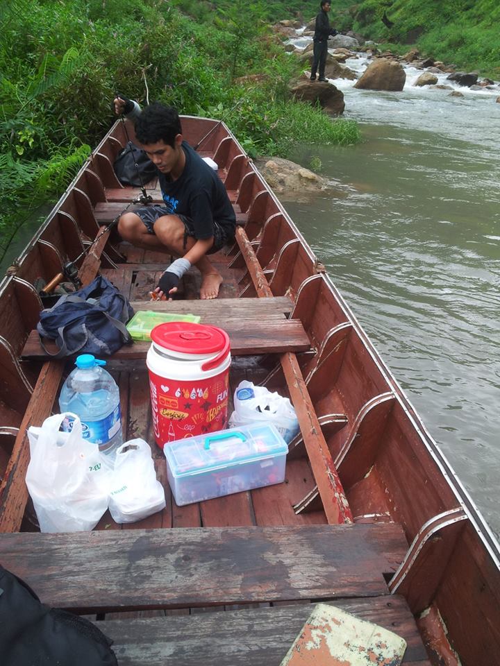 อยู่ต้นน้ำได้พักใหญ่ๆ เราพาขึ้นเรือตีเลาะไปเรื่อยๆ ช่วงเช้ายังไม่มีกระสูบฝูงขึ้นน้ำให้เห็น