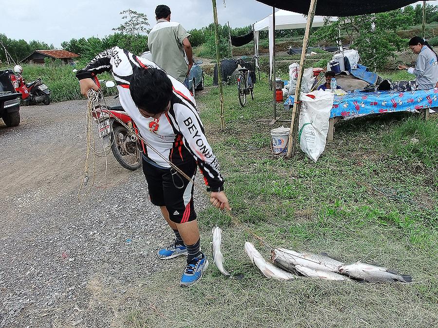 [b]โอ้มายก็อต อ๋อมีปลาใหญ่ด้วยอ่ะ อิอิ[/b]
 :ohh: :ohh: :ohh: :ohh: :ohh: :ohh: :ohh: :ohh: :ohh: :