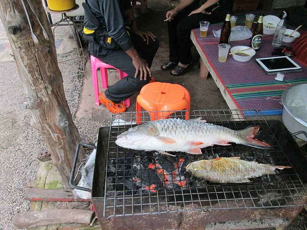 รอฝนหยุดครับแม่ค้าใจดีให้ยืมเตา :prost: