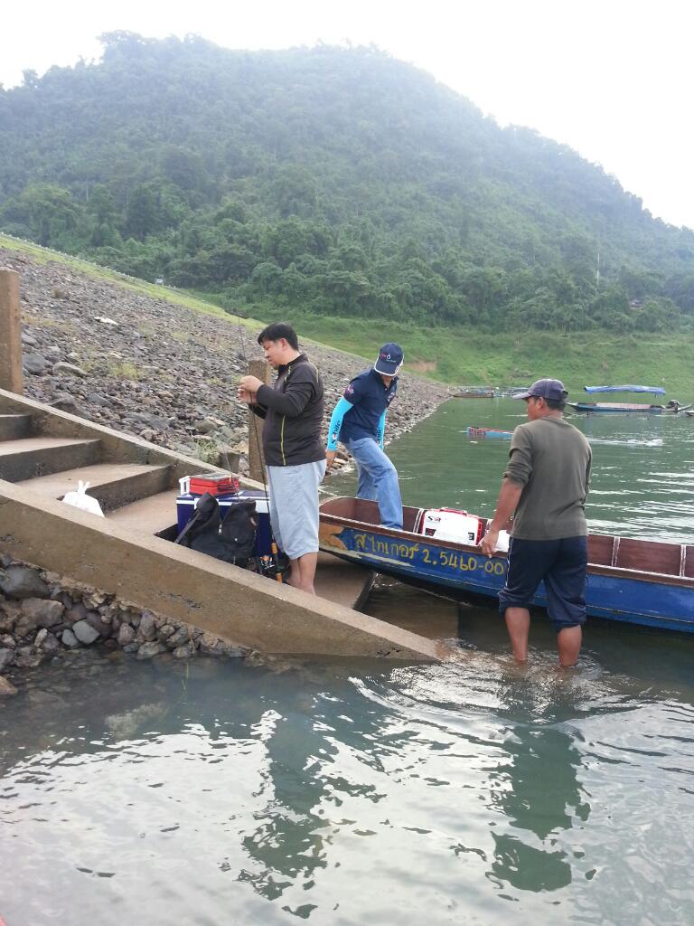 เรือมารับแล้วรีบลงเรือกันเลย :grin:
รอก่อนนะเจ้ากระสูบ :grin: