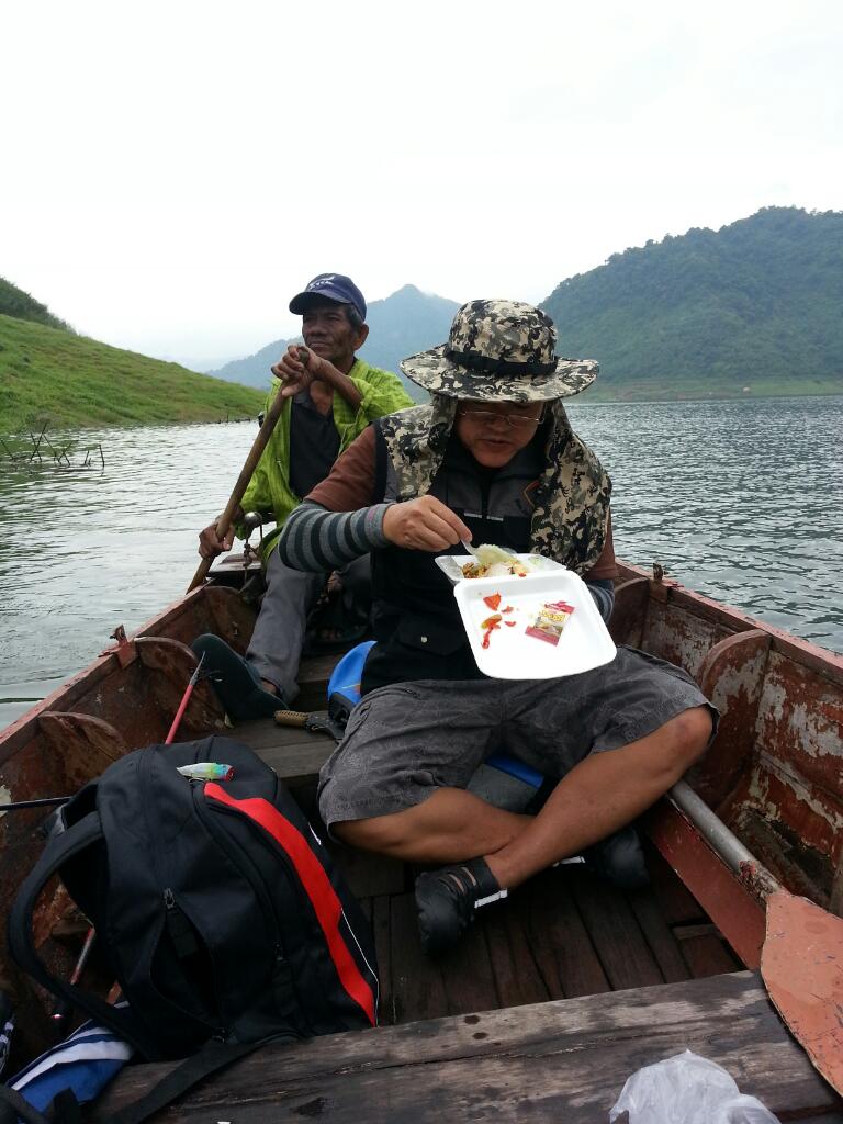 เริ่มรุ้สึกหิวละ...เอาข้าวมากินบนเรือนี่เหละ  :grin: