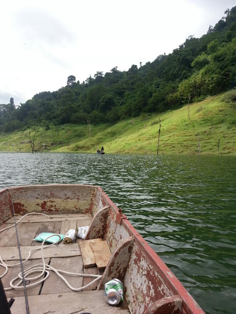 นั่งเรือมาไม่นาน ก็เจออีกทีม เดี๋ยวแวะทักก่อน วันนี้ทีมนี้ท่าทางจะหมาน :grin: