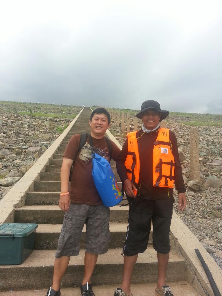 เรือลำของพวกผมมาถึงก่อน...ขณะที่รอเรืออีกลำ ก็ถ่ายรูปกันก่อน :grin: