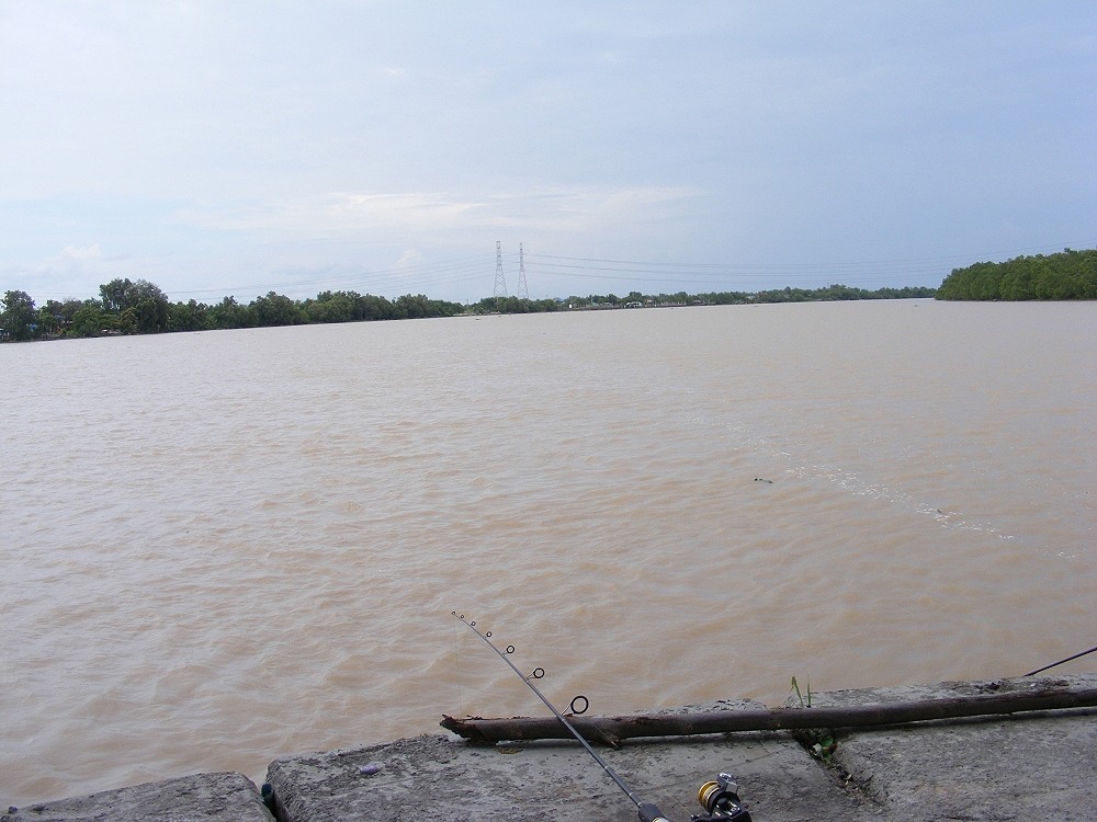 สีน้ำบางปะกงยามฝนมา..สีเปลี่ยนไปเลย