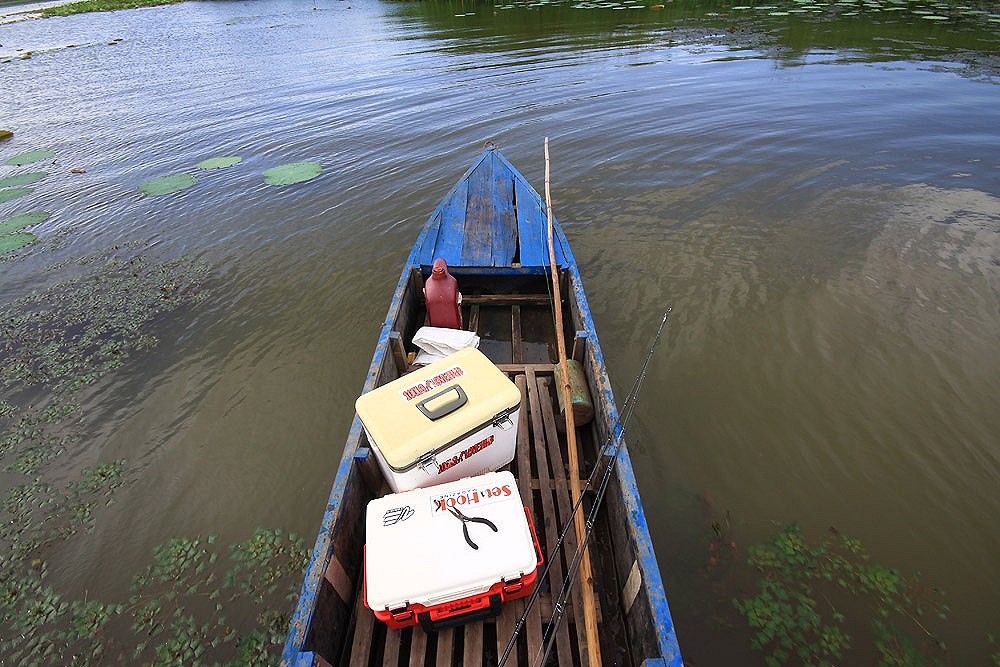 จัดแจงขนของย้ายบ้านลงเรือเสร็จ ในชีวิตเคยแต่นั่งเรือที่มีไต๋นั่งขับให้ กับ เรือตัวเองที่ถือแฮนด์เดิ้