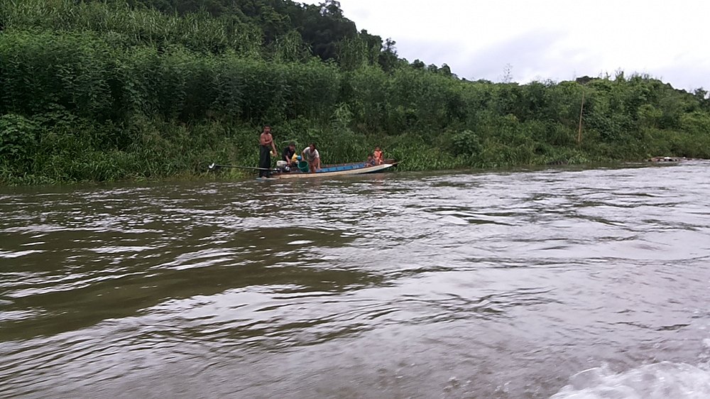  [b]กำลังขี่เรือขึ้นมาเรื่อยๆผักอะไรลอมมาเต็มน้ำเลยคับนี่คือสาเหตุคับ เด็กอายุประมาณ 7-8 ขวบขับเรือค