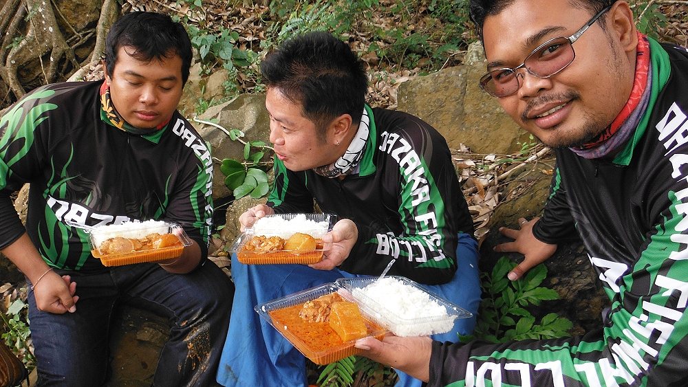  [b]ตาหมูเล็งอะไรอะอย่ายุ่งกับน่องไก่ผมนะ[/b] :grin: :grin: :grin: :grin: :grin: