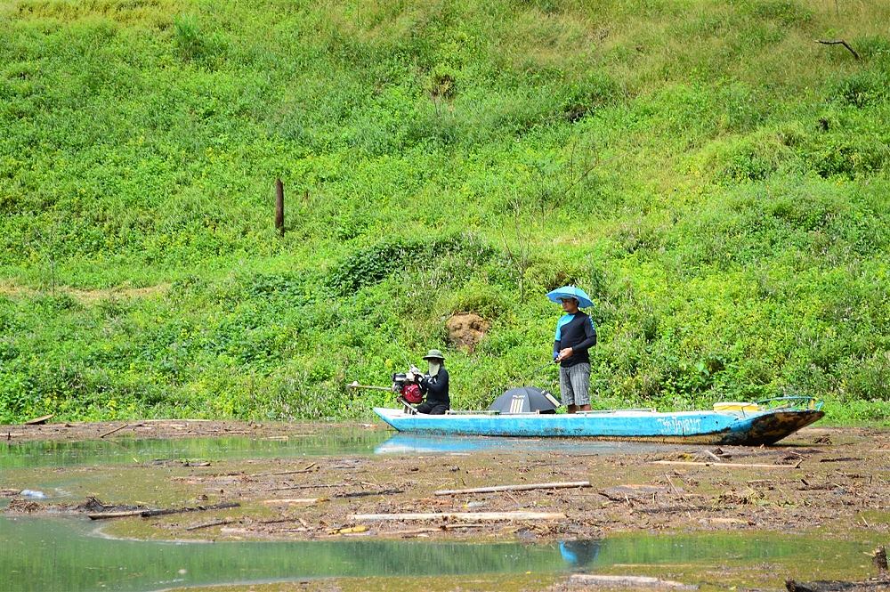 เจ้านั้นก็ไม่ยอมแพ้เหมือนกัน ในเรือเหลือแต่คุณเอ้ ส่วนคุณกิตเดินไปที่น้ำตกไปแล้ว :cool: :cool: :cool