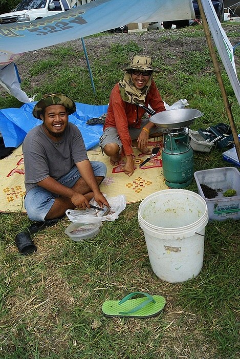 เริ่มทำกับแกล้มกันแล้ว...555... :laughing: :laughing: :laughing: :laughing:
