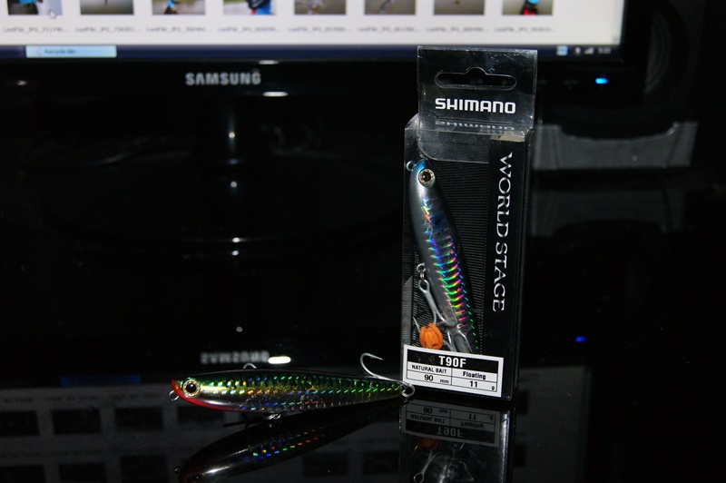 เหยื่อที่เลือกใช้ เป็นเหยื่อผิวน้ำ ตัวนี้ครับ Shimano World Stage T90F รุ่นนี้มี2ขนาด มีT90F และ T75